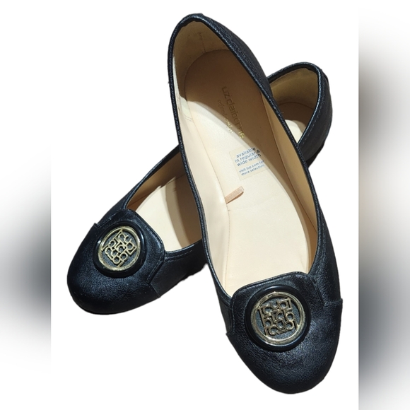 ๐ Liz Claiborne Black Faux Leather Flats with Gold Tone Metal Logo Medallion 8 - Picture 1 of 6